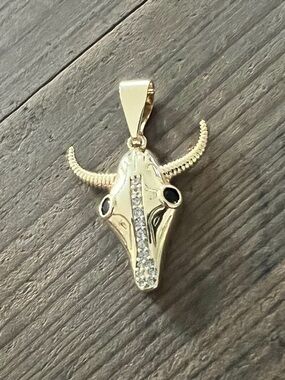 464. NWT PRETTY BIRD Tarnish Proof Bull Skull Charm Pendant with Crystal Detail